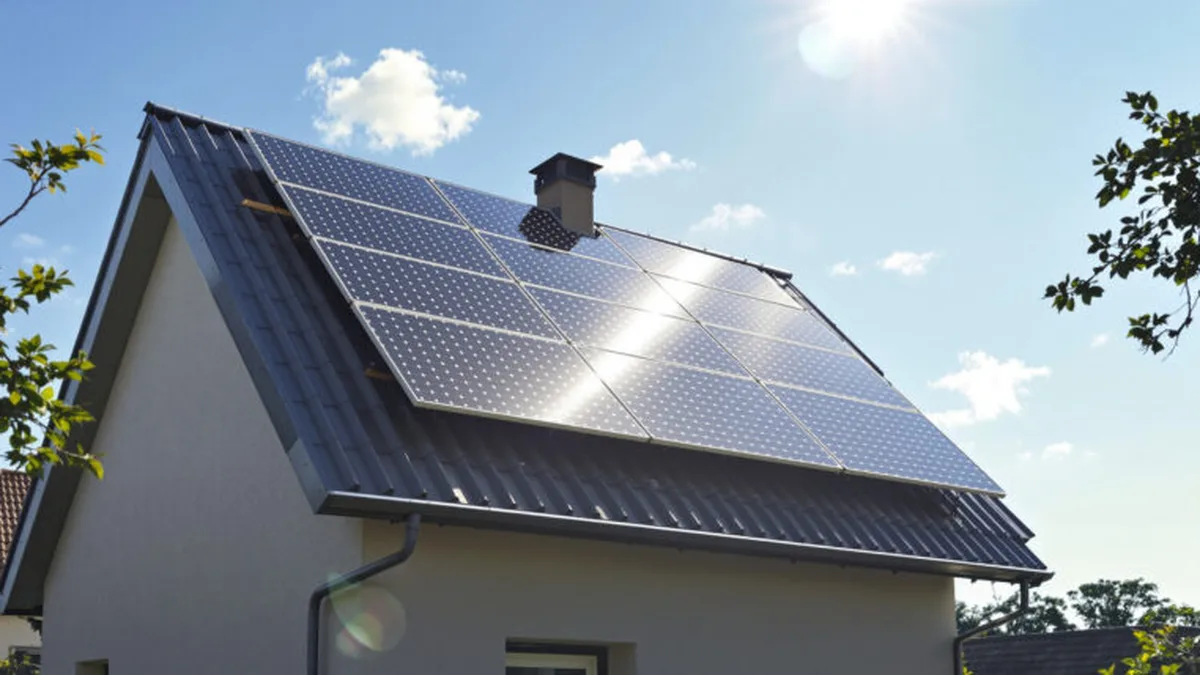 Toit de maison équipé de panneaux photovoltaïques