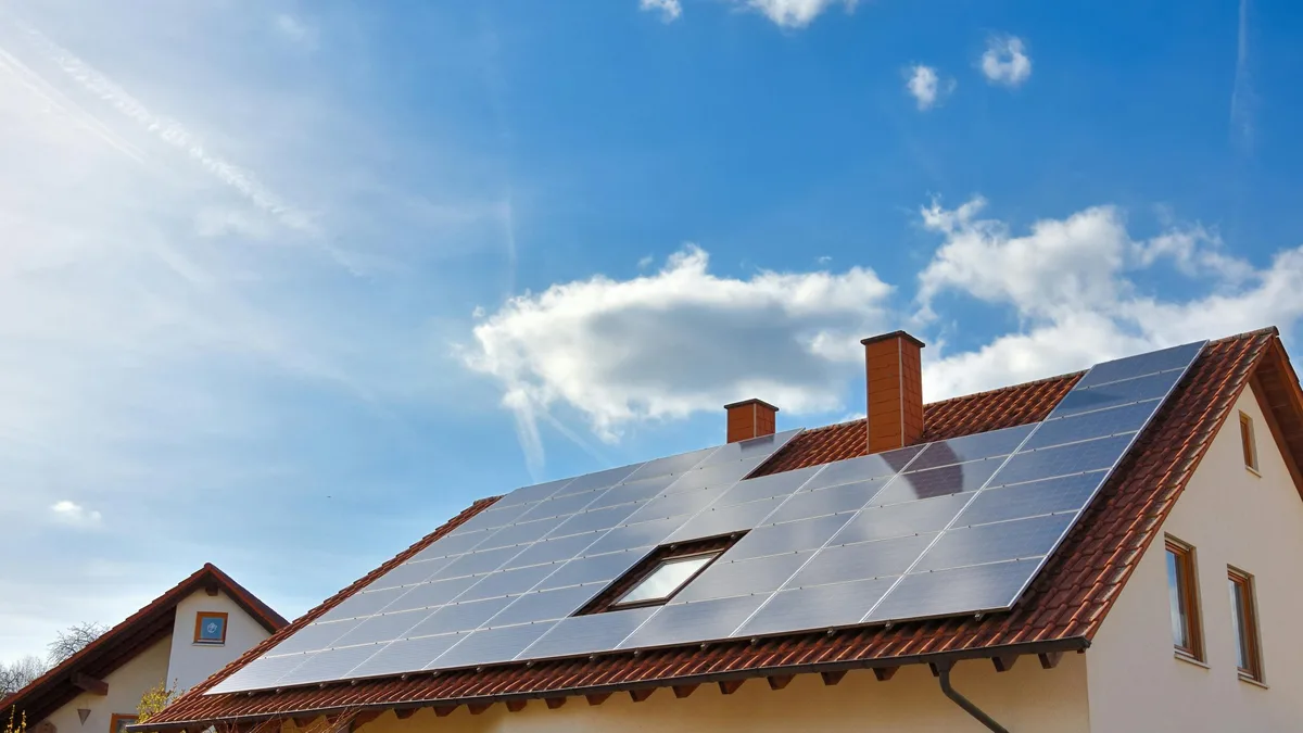 Aides panneaux solaires 2026 : la prime de 720 € est finie, voici ce qui reste vraiment