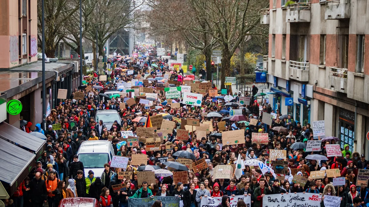 Manifestation de lycéens dans les rues d&rsquo;une ville française