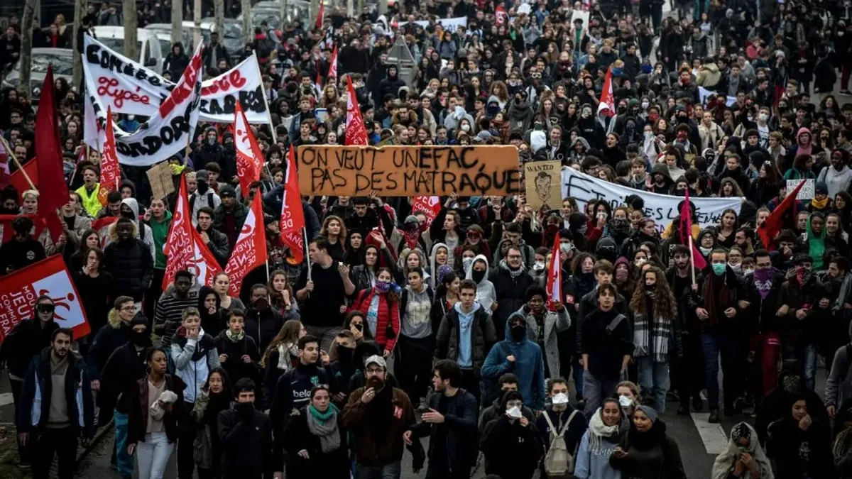 Un cortège de lycéens dans une rue, en France