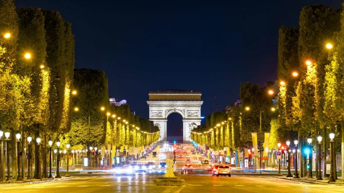 Les Champs-Élysées la nuit, l&rsquo;un des secteurs visés par l&rsquo;arrêté suspendu