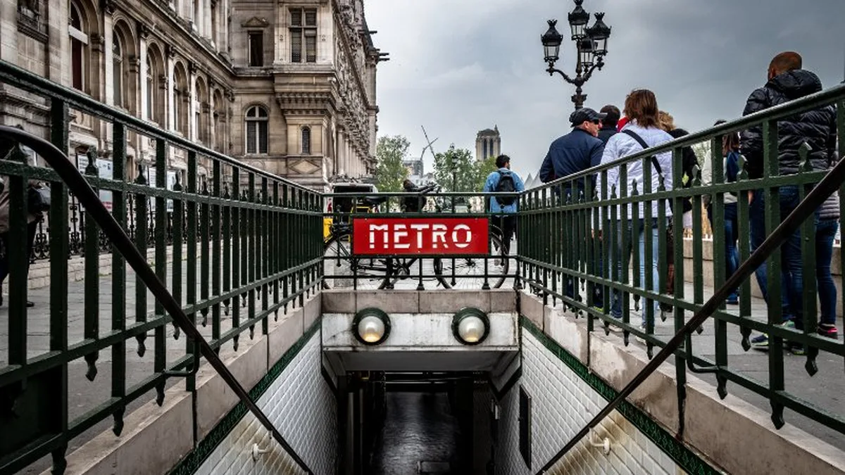 Des voyageurs dans une rame du métro parisien