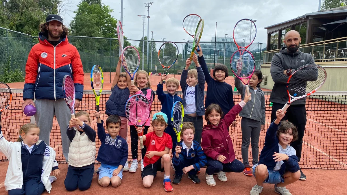 Des enfants de l&rsquo;école de tennis lors d&rsquo;un cours collectif