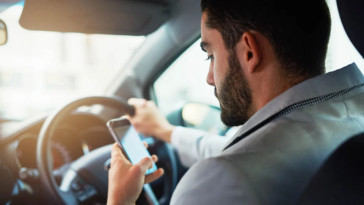 Conducteur consultant son téléphone au volant