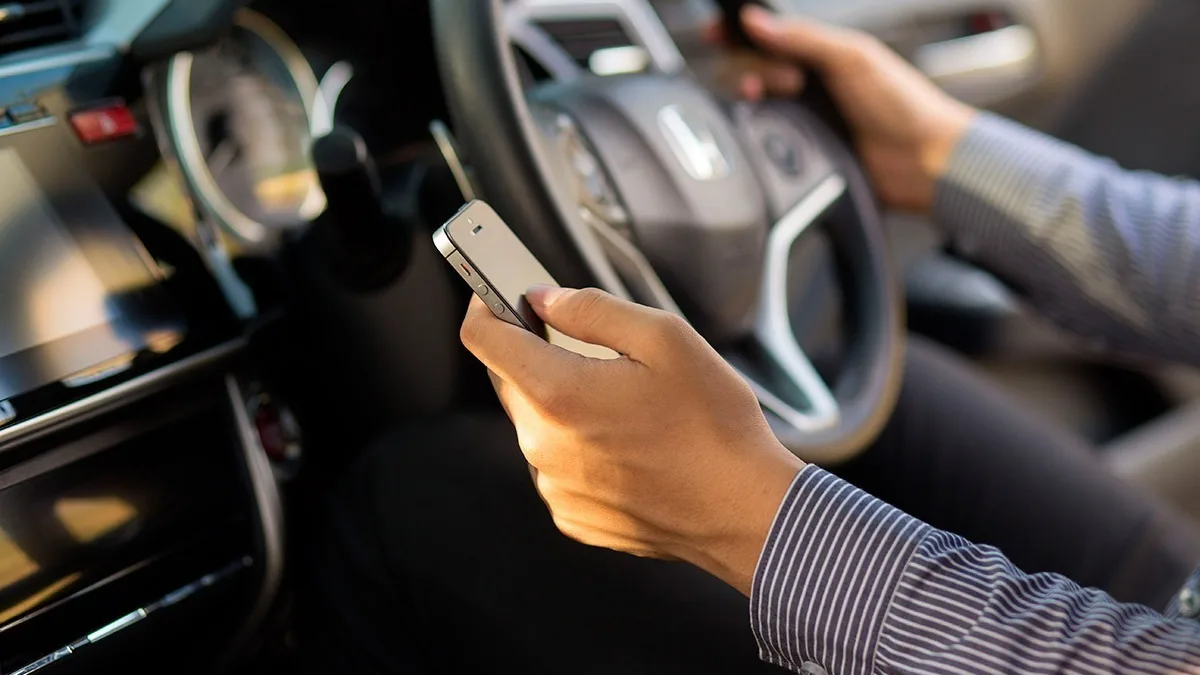 Permis : ce simple geste au volant peut vous coûter 15 jours de suspension, 135 € et 3 points