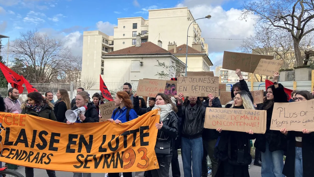 Des manifestants avec des banderoles demandant plus de moyens pour les lycéens