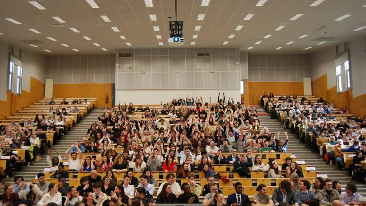 Des étudiants en amphithéâtre dans une université française