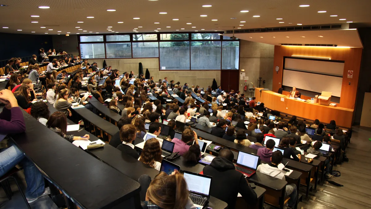 Cérémonie dans un amphithéâtre universitaire