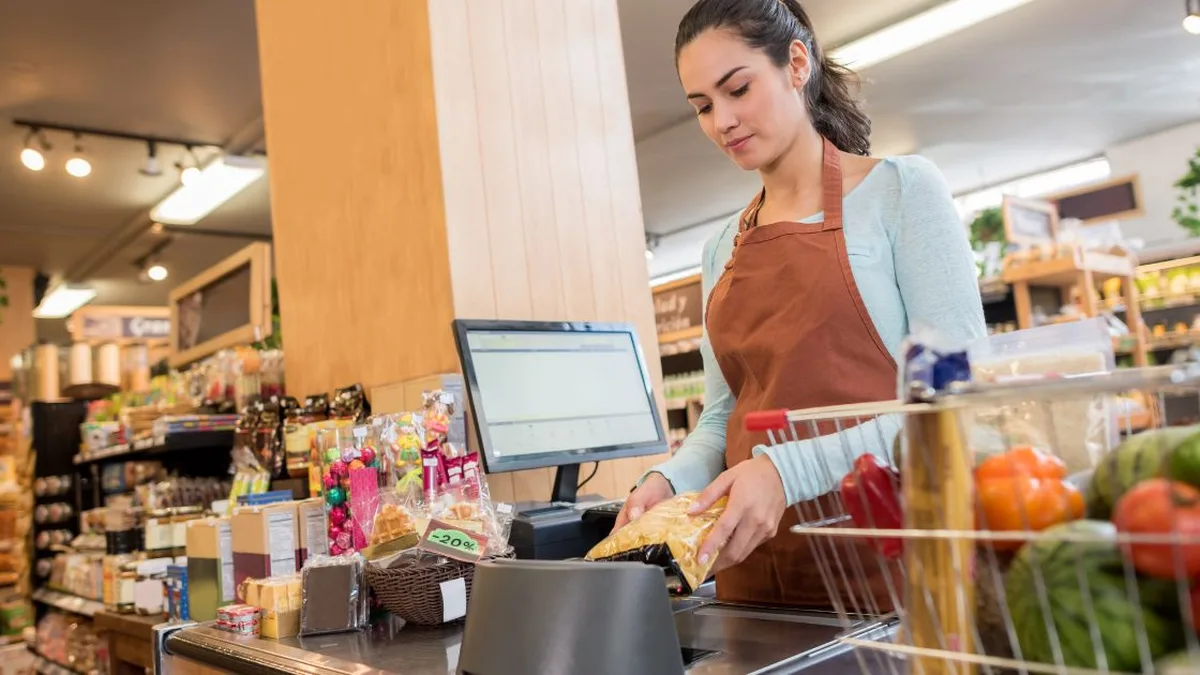 Une famille avec ses enfants faisant ses courses au supermarché