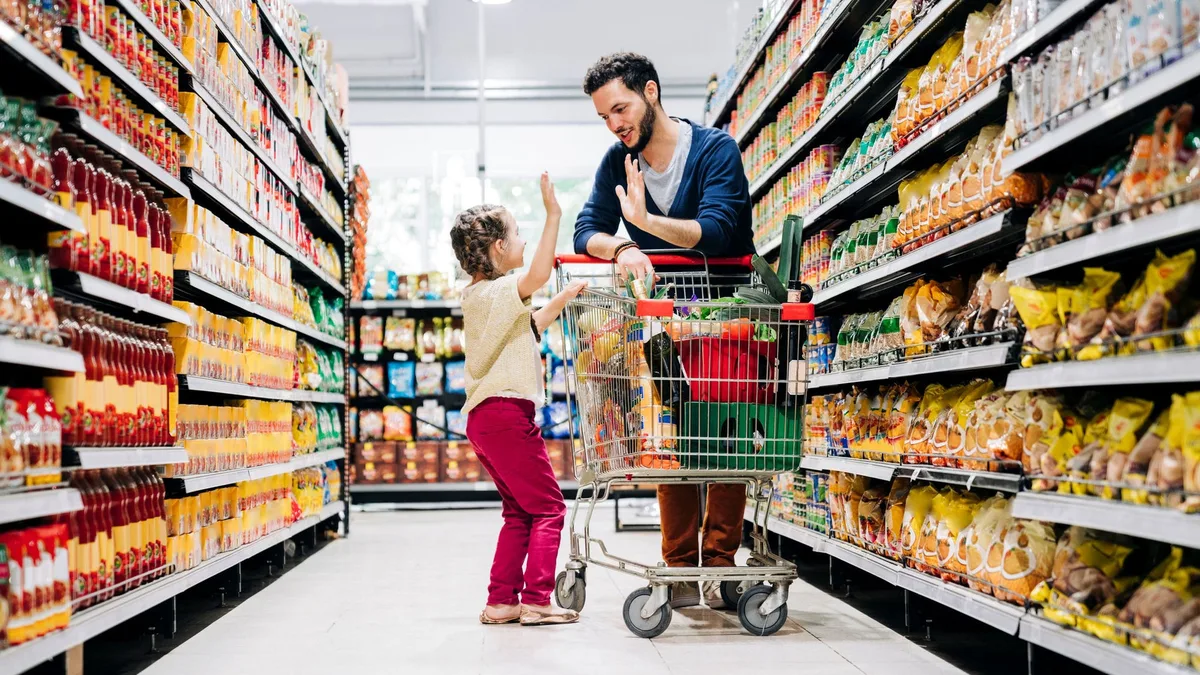 Une caissière de supermarché encaissant les courses d&rsquo;une cliente