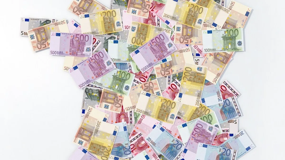 Billets en euros disposés en forme de France