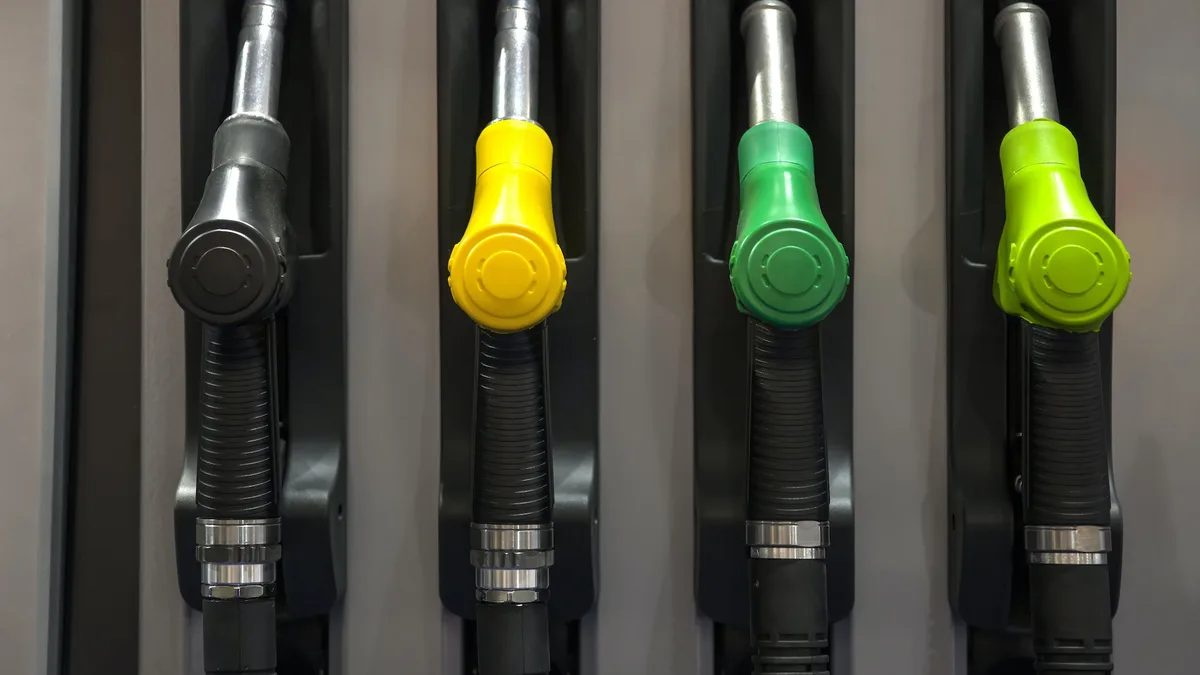 Pistolets de station-service, dont plusieurs sans plomb 95