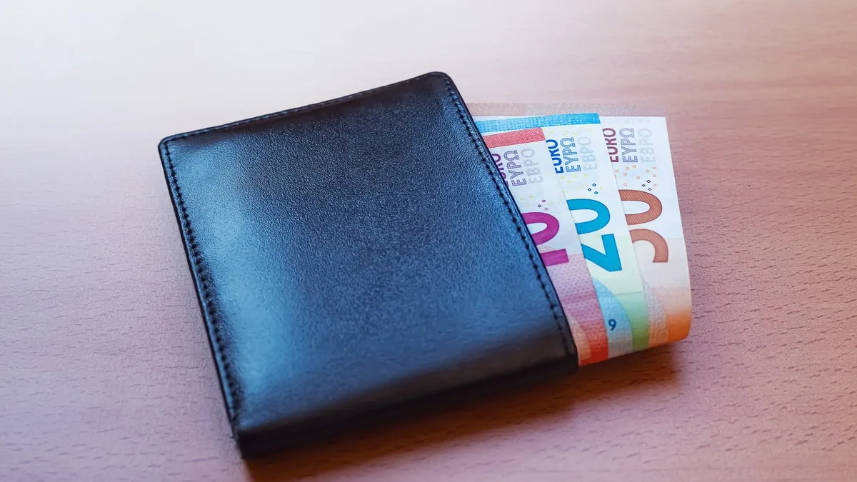 Des billets en euros dans un portefeuille