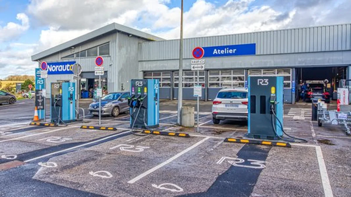 Bornes de recharge électrique devant un centre automobile