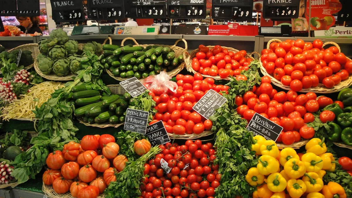 Étal de fruits et légumes sur un marché français