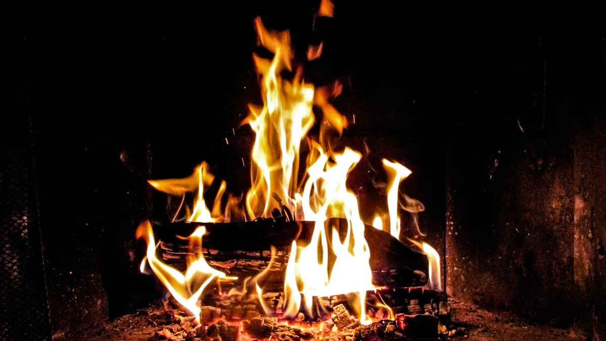 Une cheminée à foyer ouvert avec un feu de bois