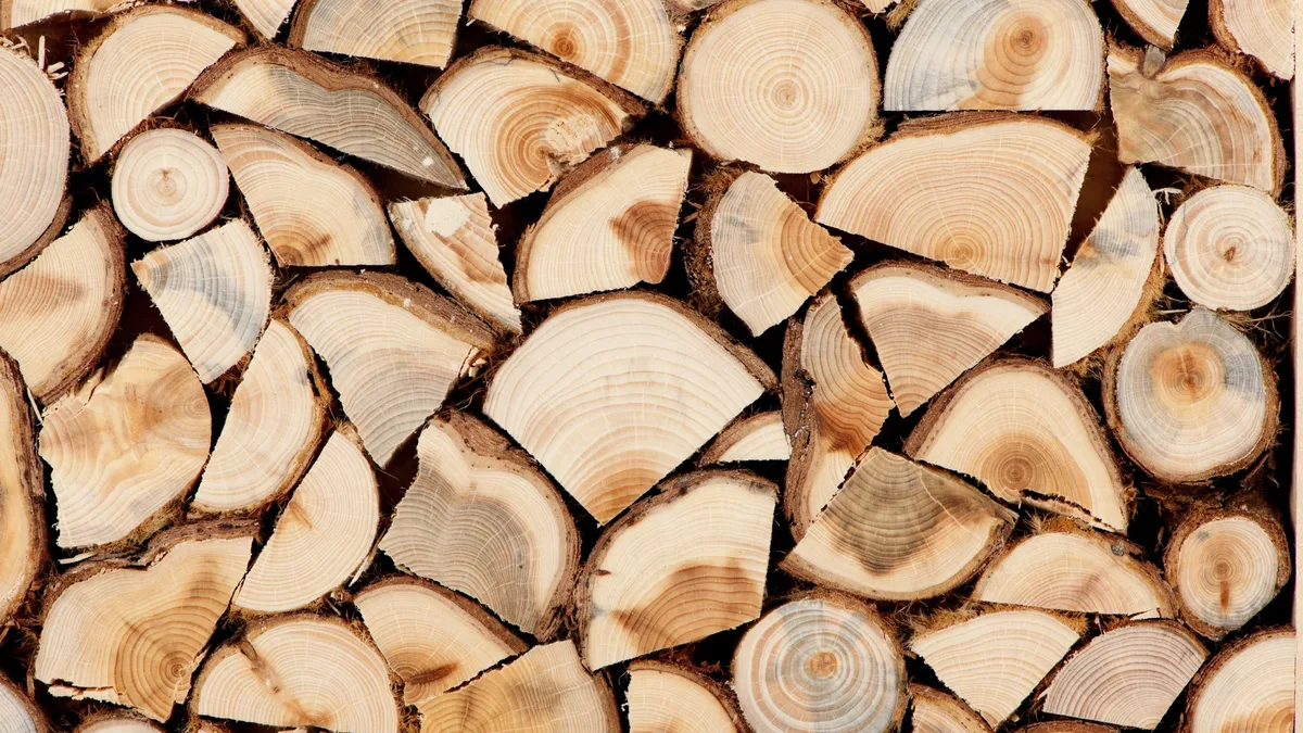 Bois de chauffage : 98 € le stère en 2026, et 95 communes bannissent la cheminée le 1er novembre