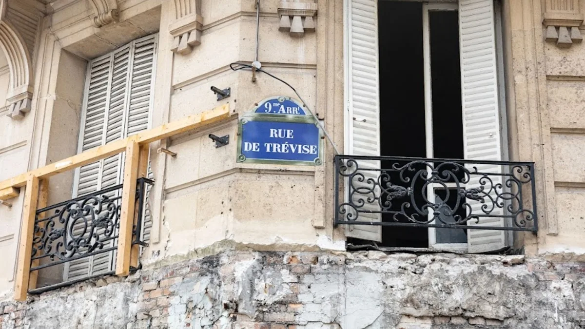 La plaque de la rue de Trévise sur la façade d&rsquo;un immeuble endommagé
