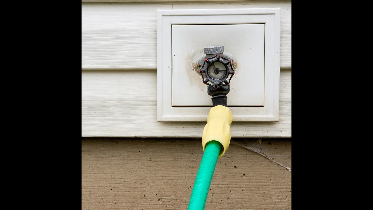 Robinet extérieur de jardin avec tuyau d&rsquo;arrosage