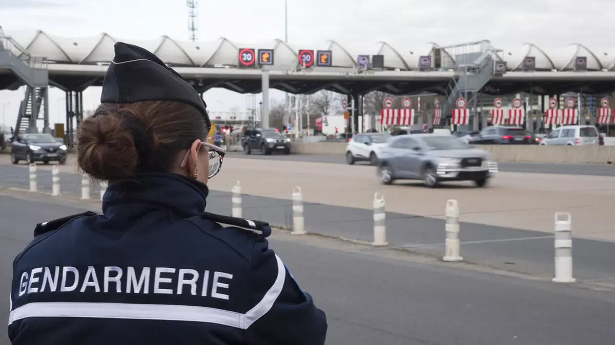 Des gendarmes en opération de contrôle sur une autoroute