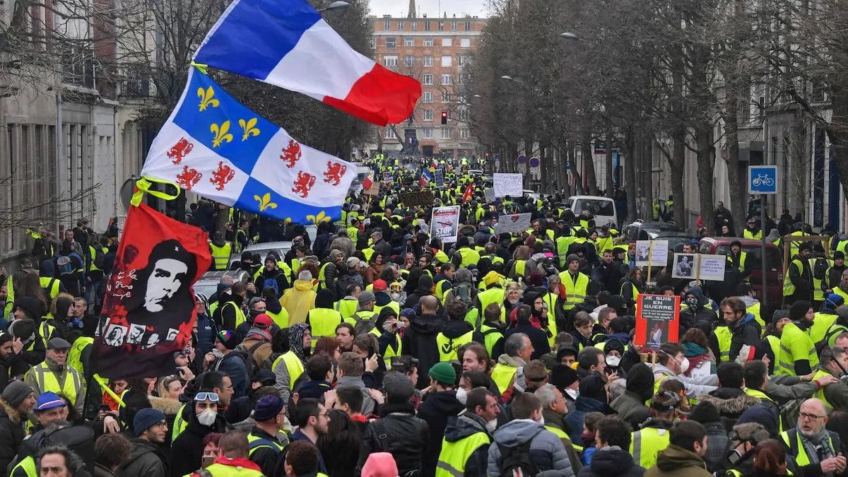 Des gilets jaunes en manifestation