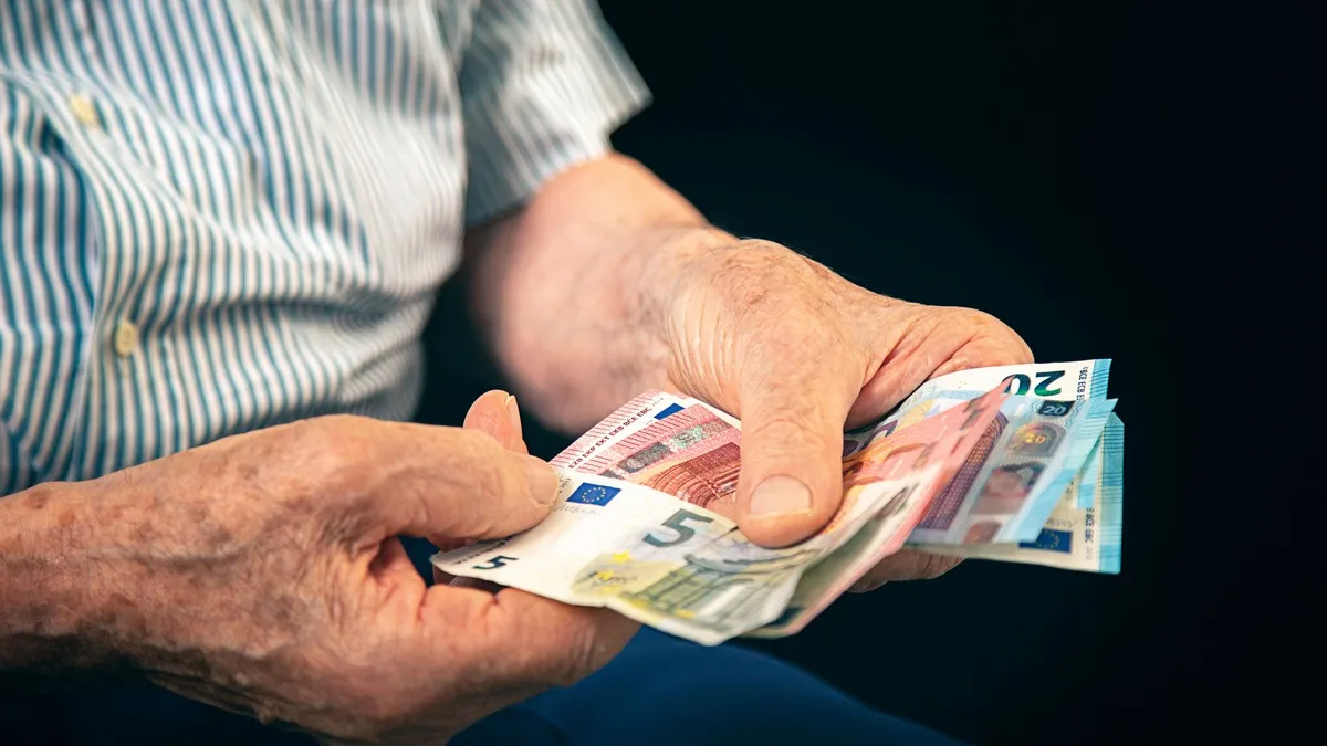 Un retraité compte les euros restants avant la fin du mois