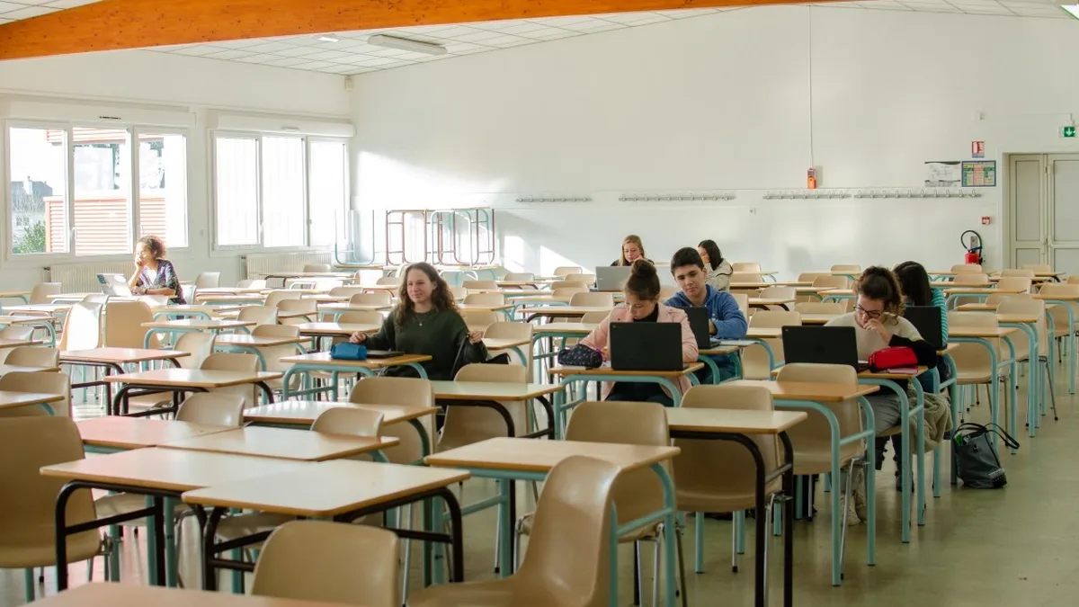 Emplois du temps : 3 lycéens sur 4 les jugent trop chargés, Macron relance les rythmes scolaires