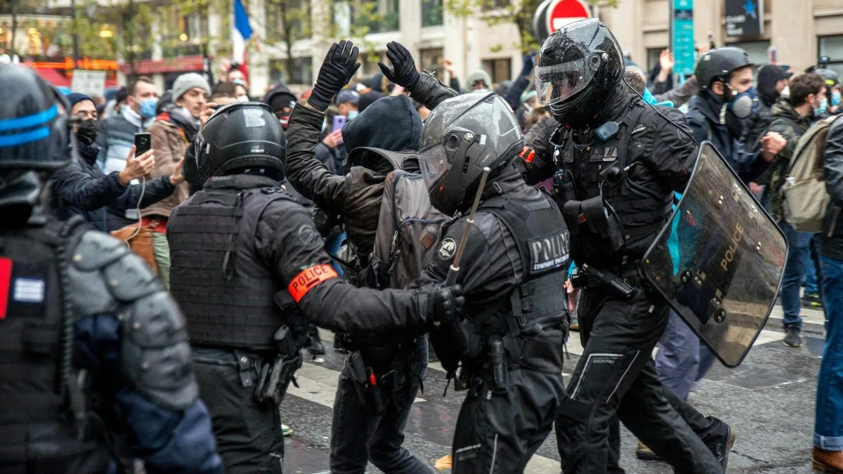 Manifestation à Paris, forces de l&rsquo;ordre face à des manifestants