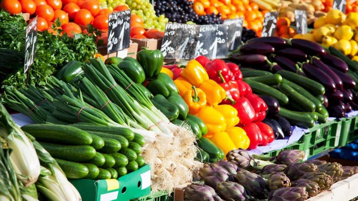 Rayonnages bien garnis d&rsquo;un supermarché, symbole de la profusion de l&rsquo;offre alimentaire en France