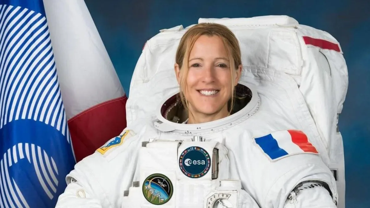 Sophie Adenot en combinaison spatiale devant le drapeau de l&rsquo;ESA