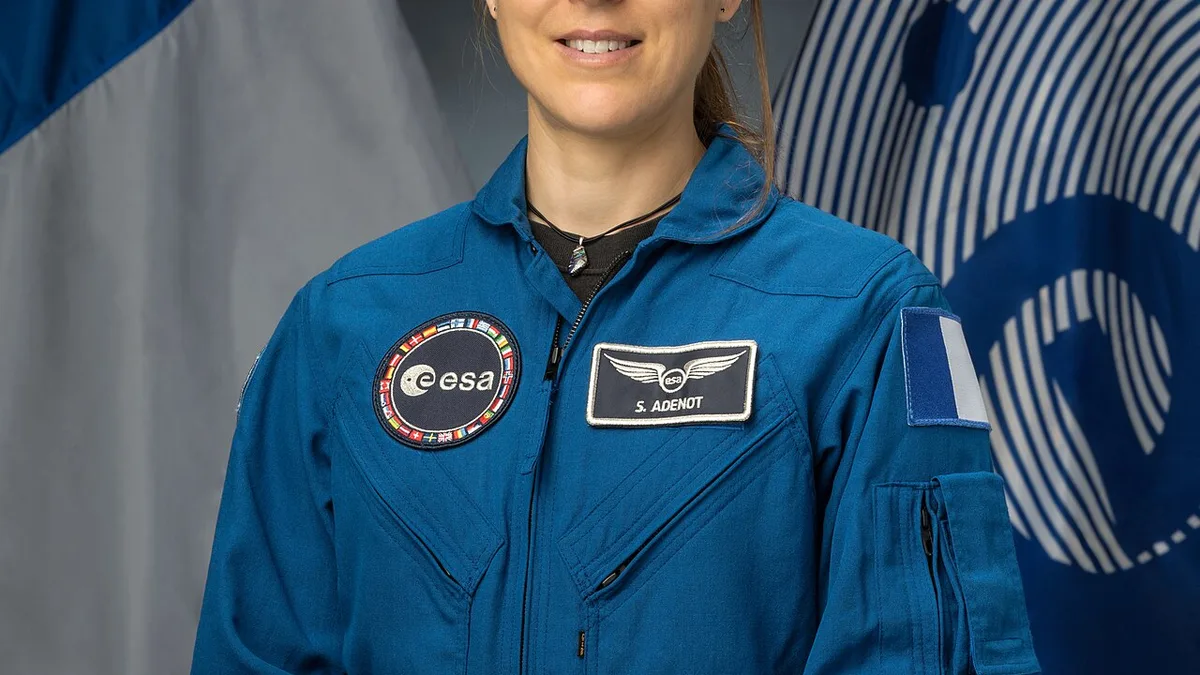 Sophie Adenot en uniforme de vol de l&rsquo;ESA