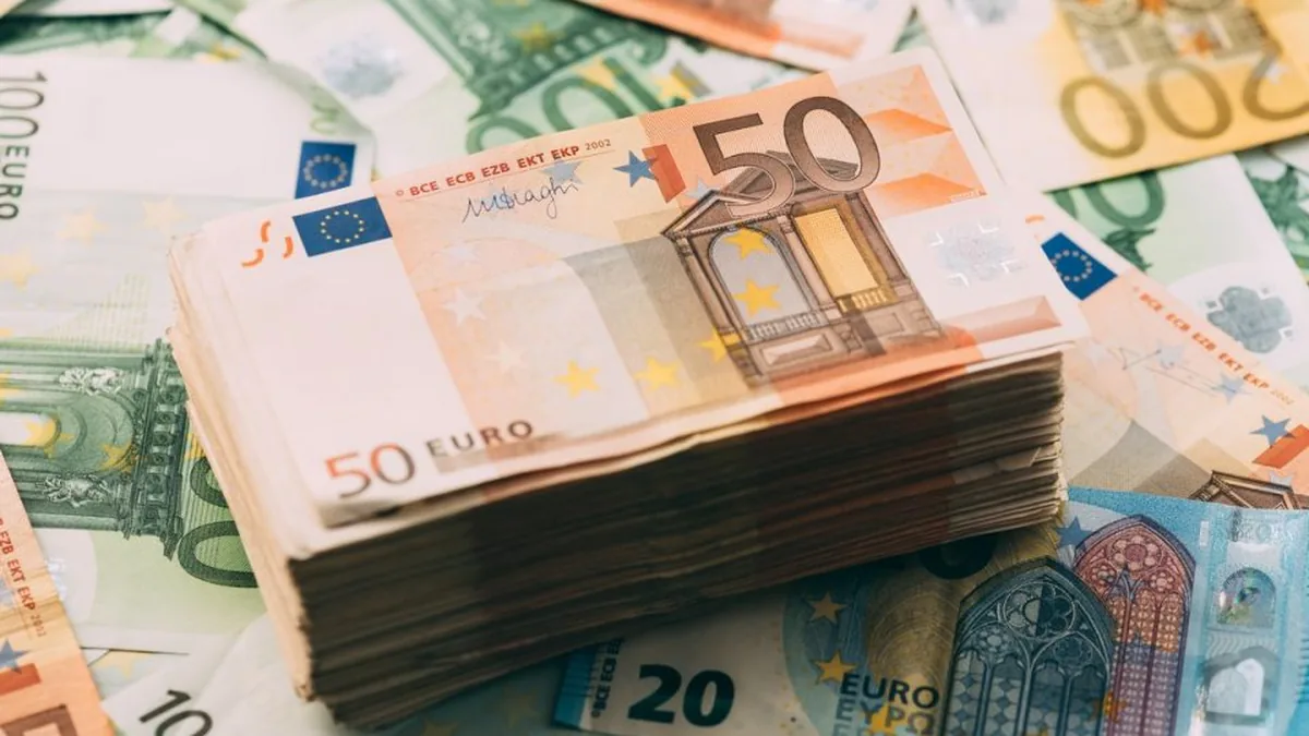 Des billets en euros empilés, symbole du coût de l&rsquo;argent pour l&rsquo;État comme pour les ménages