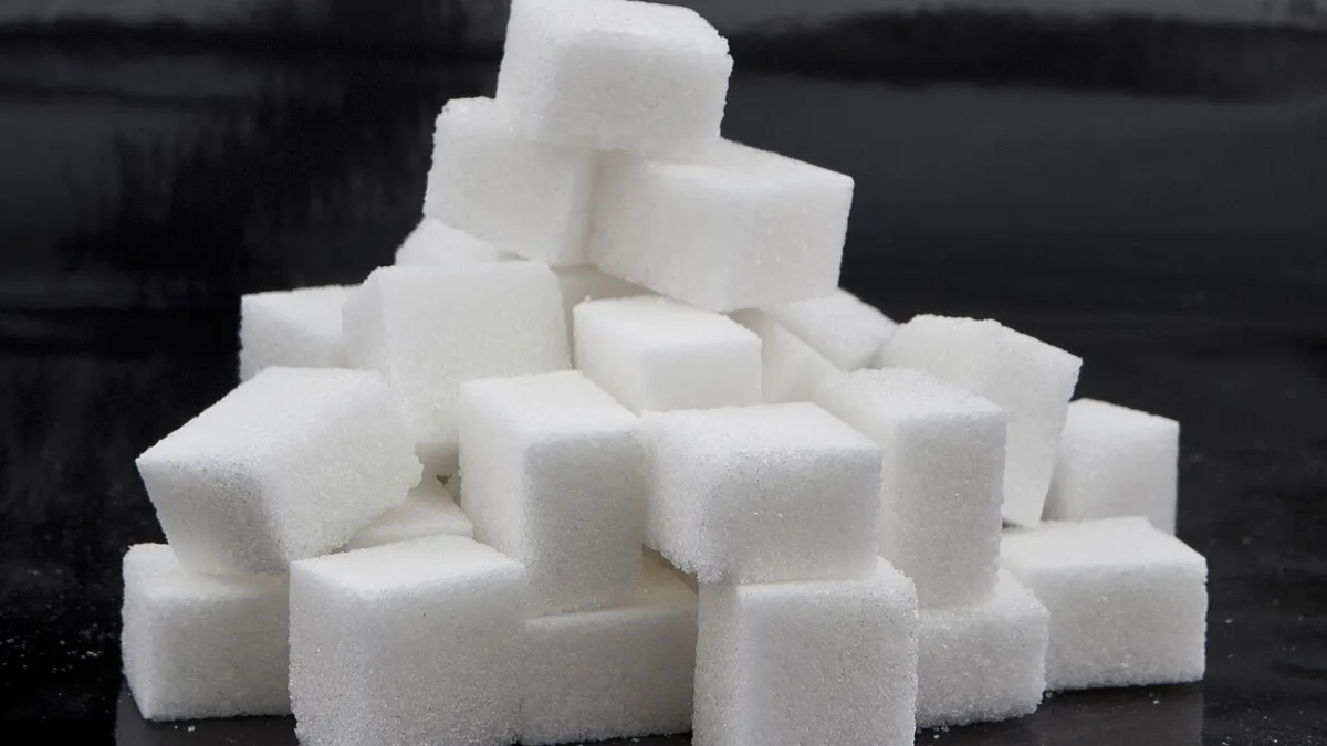 Des morceaux de sucre blanc empilés, l&rsquo;ingrédient au coeur de la nouvelle taxe