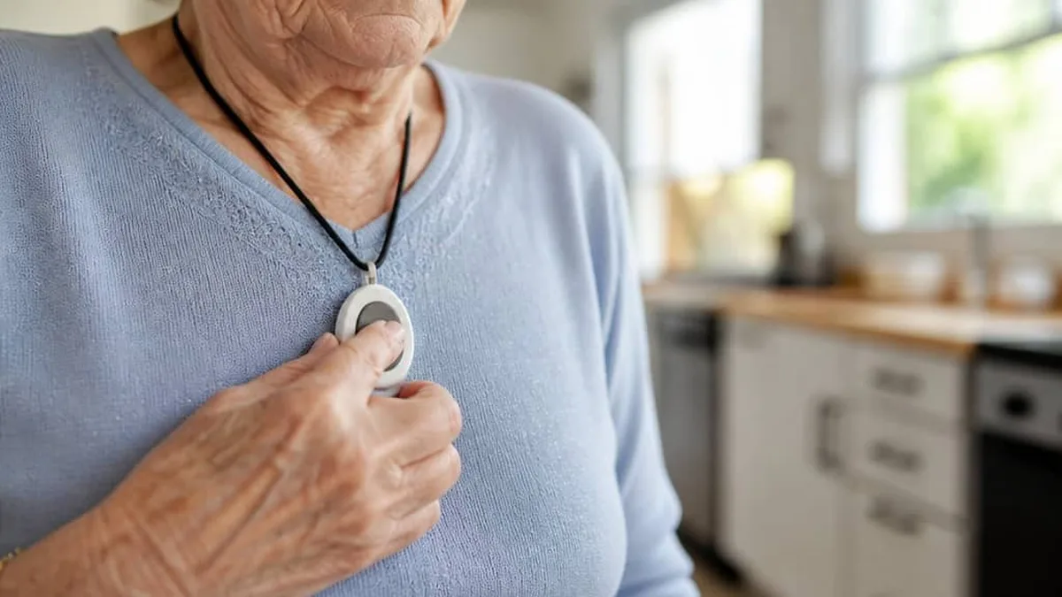 Téléassistance : de 7 à 40 € par mois, quel dispositif pour quel senior en 2026 ?