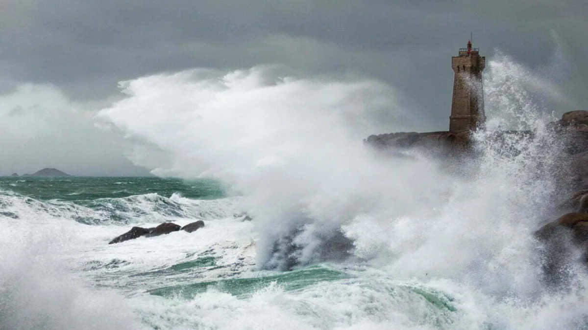 Des vagues gigantesques s&rsquo;abattent sur le phare de Ploumanac&rsquo;h pendant la tempête