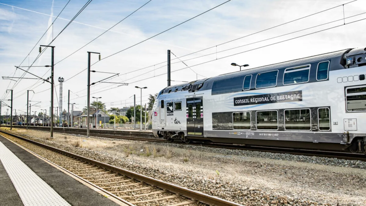 Un train TER à l&rsquo;arrêt en gare, en Bretagne