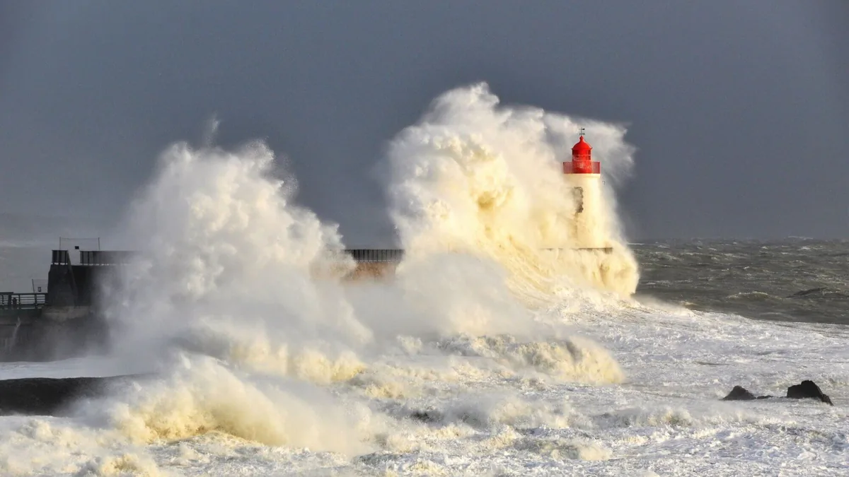 Tempête Austen : 161 km/h, 23 départements en orange — ce que ça change pour vous ce vendredi