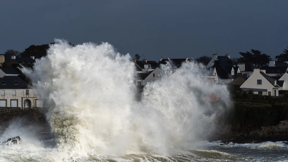 Des vagues de 6 à 9 mètres attendues sur les côtes bretonnes, plus de 10 mètres au large