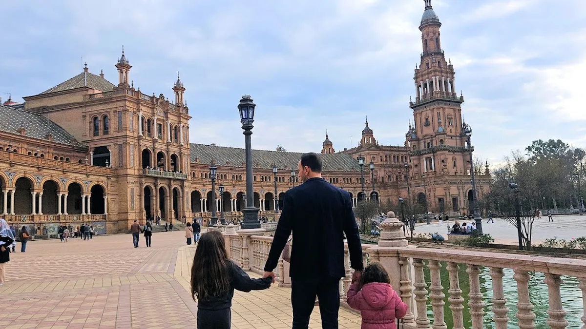Une famille devant la place d&rsquo;Espagne à Séville en automne