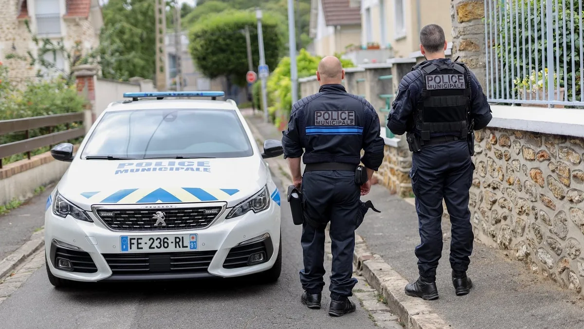 Une voiture de police en patrouille dans une rue résidentielle