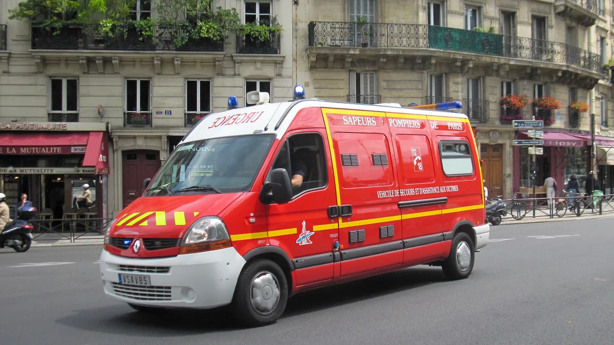 Un véhicule de secours des sapeurs-pompiers en intervention