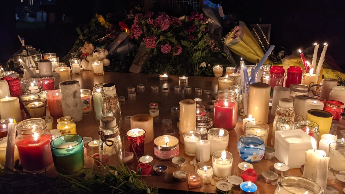 Des bougies déposées en hommage (photo d&rsquo;illustration)