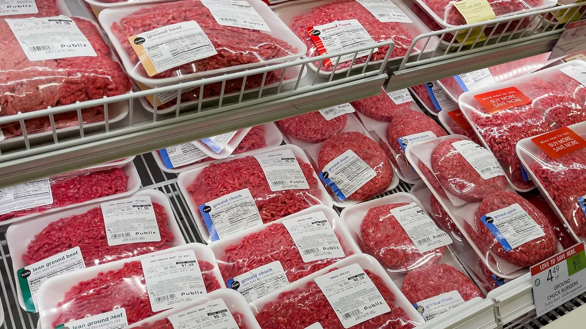 Barquettes de viande hachée en rayon réfrigéré d&rsquo;un supermarché