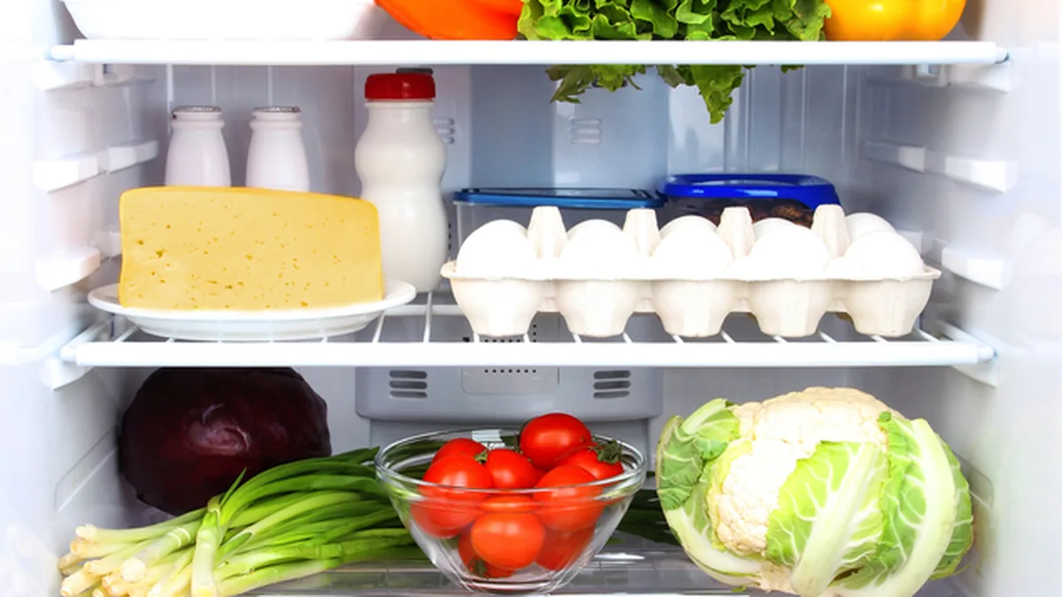 Un frigo domestique rempli de produits frais