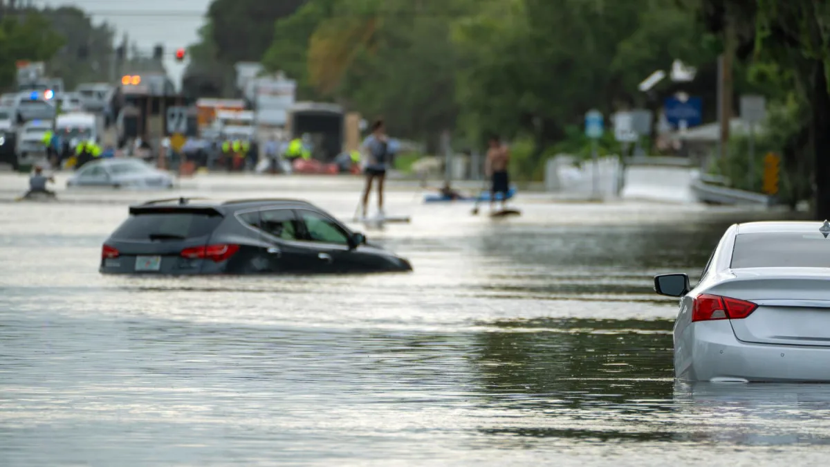 Une voiture bloquée dans une rue inondée après un orage violent
