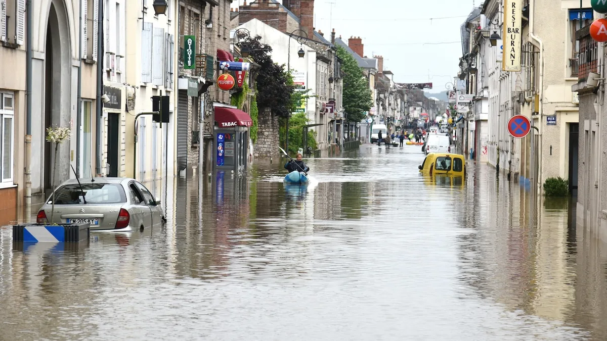 Une rue inondée après de fortes pluies