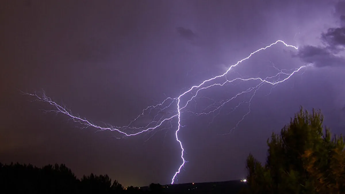 Un éclair zèbre le ciel pendant un orage violent