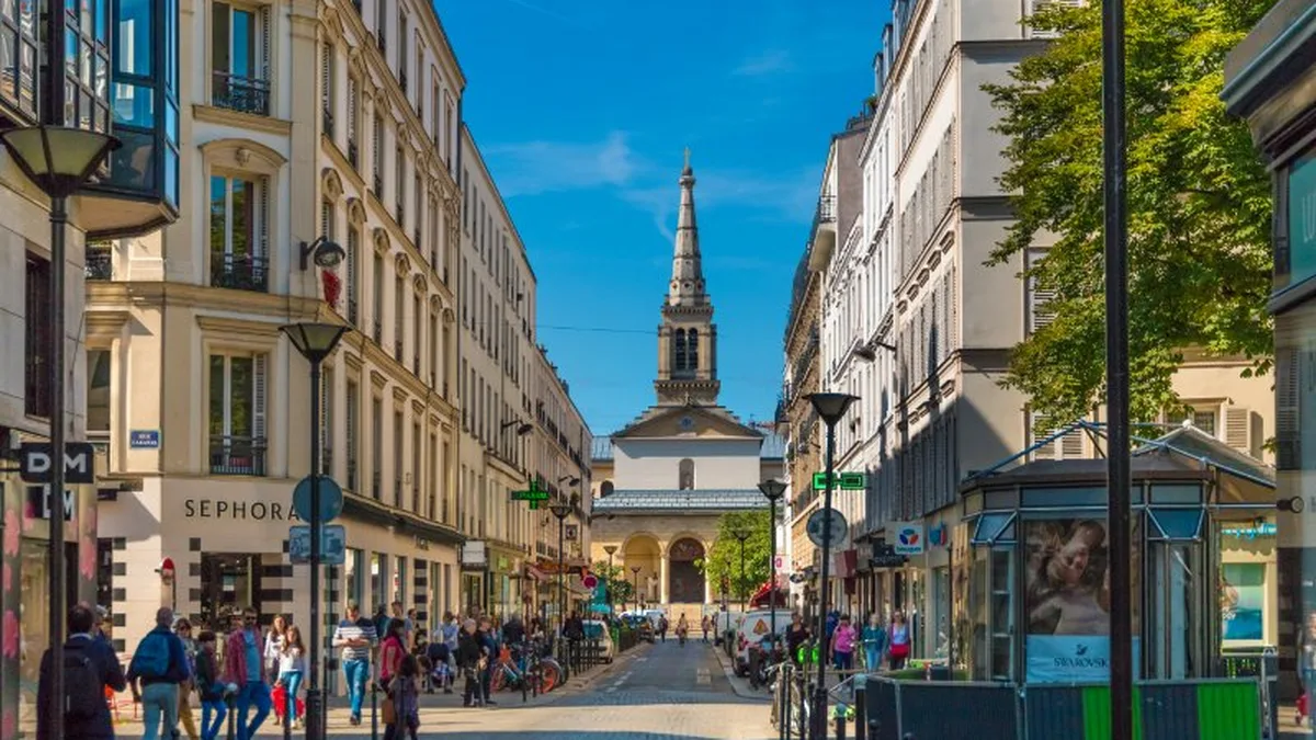 Une rue commerçante parisienne avec un magasin Sephora