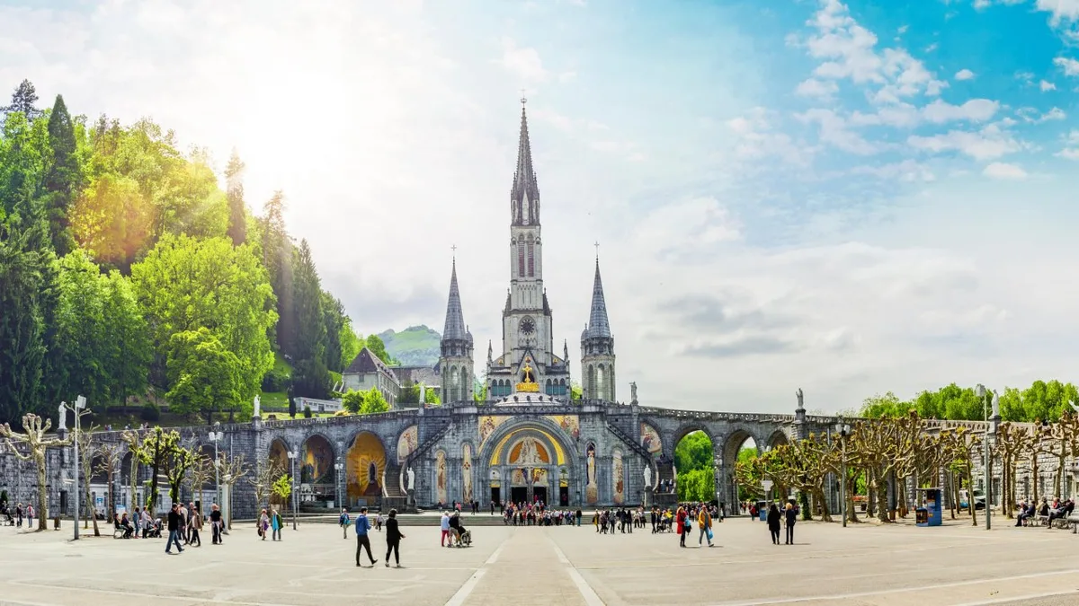 L&rsquo;esplanade du sanctuaire de Lourdes