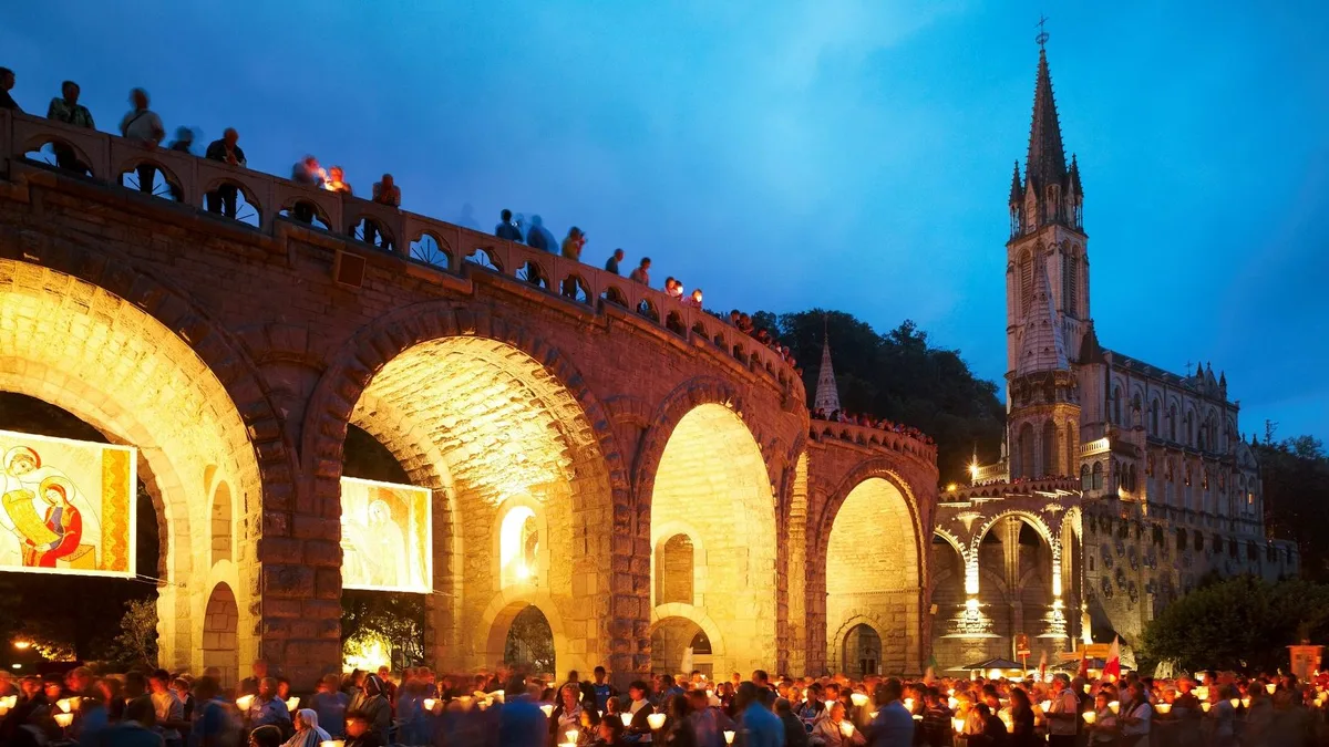 La procession mariale aux flambeaux à Lourdes